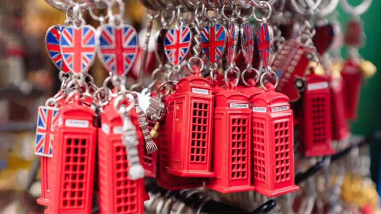 ロンドン名物の赤い電話ボックス型キーホルダーなどのイギリス土産を紹介する写真。