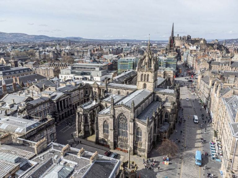エディンバラ観光で必見のセント・ジャイルズ大聖堂を上空から捉えた写真。