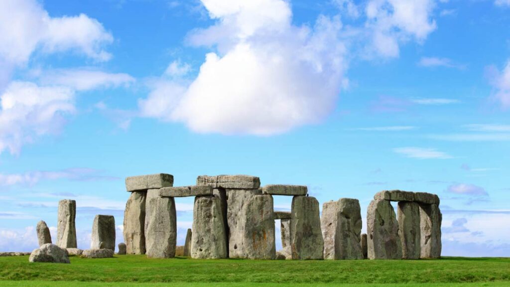 イギリスの世界遺産であるストーンヘンジの全景と青空に浮かぶ白い雲の画像