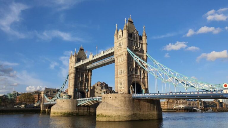 ロンドンのタワー・ブリッジをテムズ川越しに撮影した写真。跳ね上げ式の構造が特徴の歴史的な橋で、観光名所としても人気が高い。