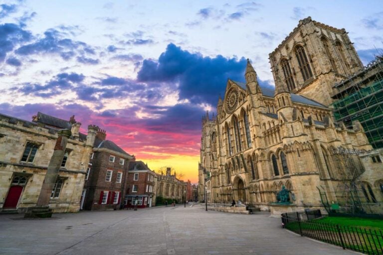 夕焼けに染まるヨーク・ミンスターと静かな街並みを写した写真｜歴史ある古都ヨークの落ち着いた雰囲気が伝わる風景