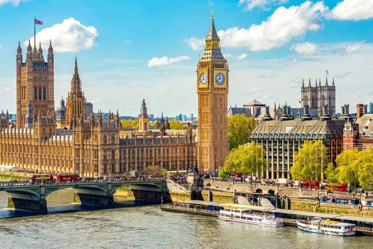 イギリス・ロンドンのビッグベンとテムズ川沿いの街並み、月別の海外旅行ベストシーズンを比較するイメージ