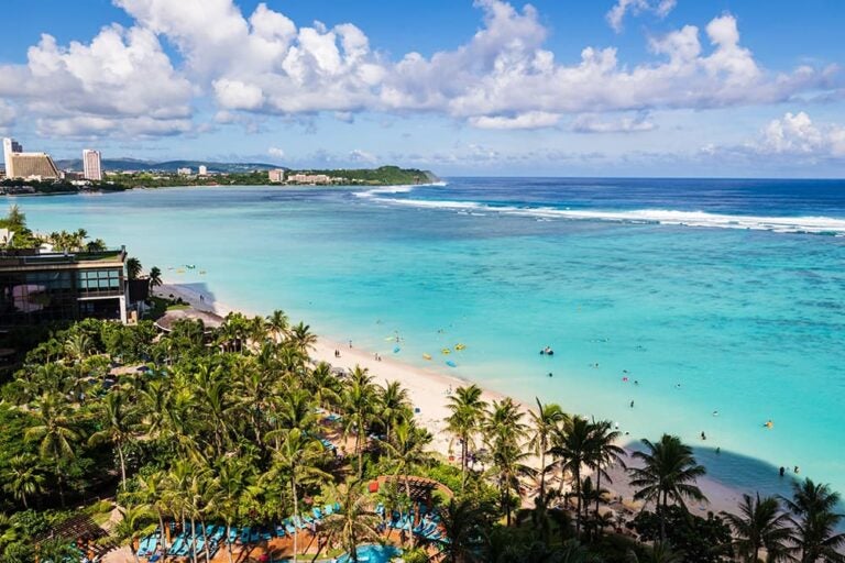 9月の連休に3泊4日で行きやすいグアムで、青い海と白い砂浜が広がるビーチリゾート風景