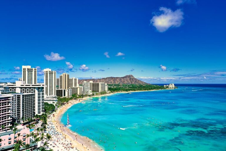青い海とダイヤモンドヘッドを望むハワイ・ワイキキビーチの風景。10月の家族海外旅行におすすめの王道リゾート