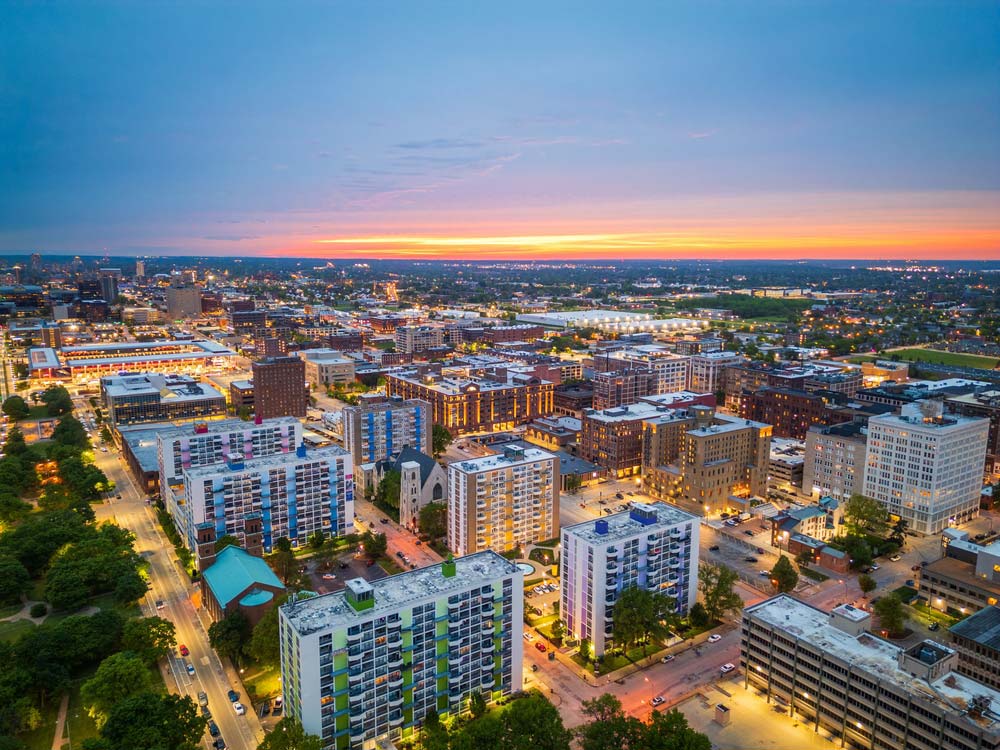 アメリカ中西部の都市を夕暮れに上空から撮影した写真。