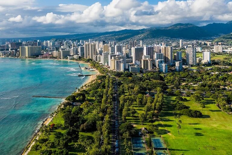 9月の海外旅行におすすめのハワイ・オアフ島で、ワイキキの海と街並みを望むビーチリゾート風景