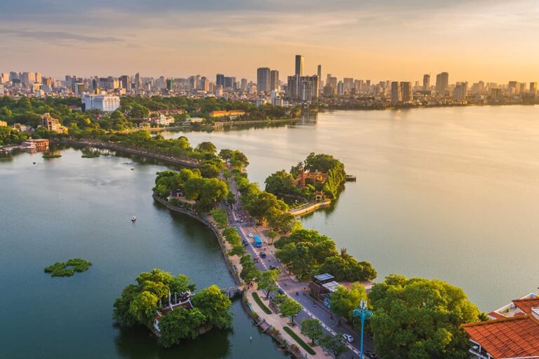 ベトナム・ハノイの西湖と市街地を夕暮れに望む風景、街歩きや近郊観光の拠点となる都市の様子