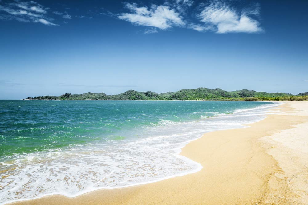 白砂のビーチとエメラルドグリーンの海が広がるグリーン島。グレートバリアリーフ観光で人気のリゾートアイランド