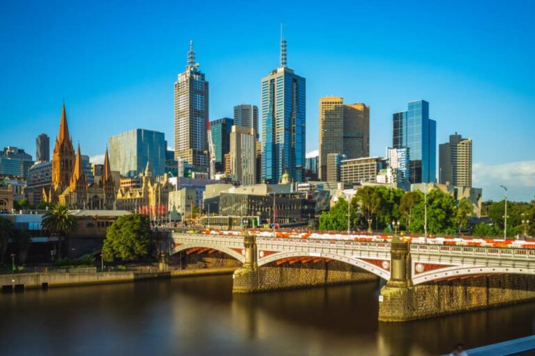 ヤラ川と橋の向こうに広がるメルボルンの街並み。