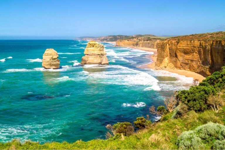 グレートオーシャンロード沿いにそびえる奇岩群と青く輝く海が広がる絶景の海岸線