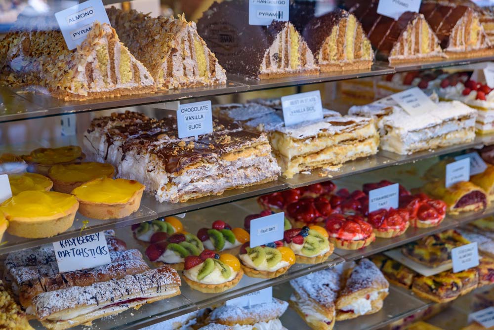 クイーンビクトリアマーケットのショーケースに並ぶカラフルなケーキやタルトなどのスイーツ