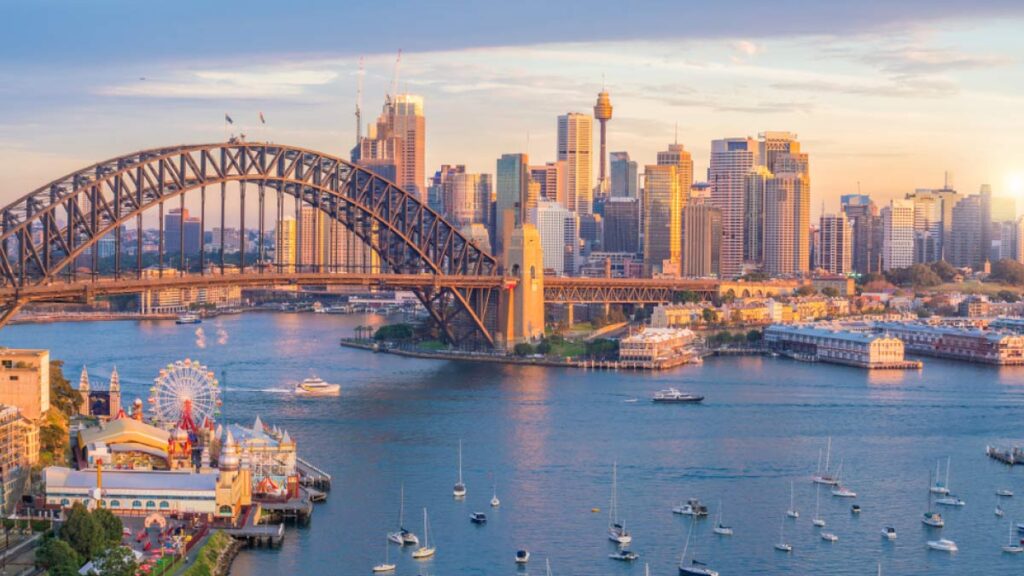 オーストラリアのシドニー・ハーバーブリッジと市街地を望む夕暮れの風景