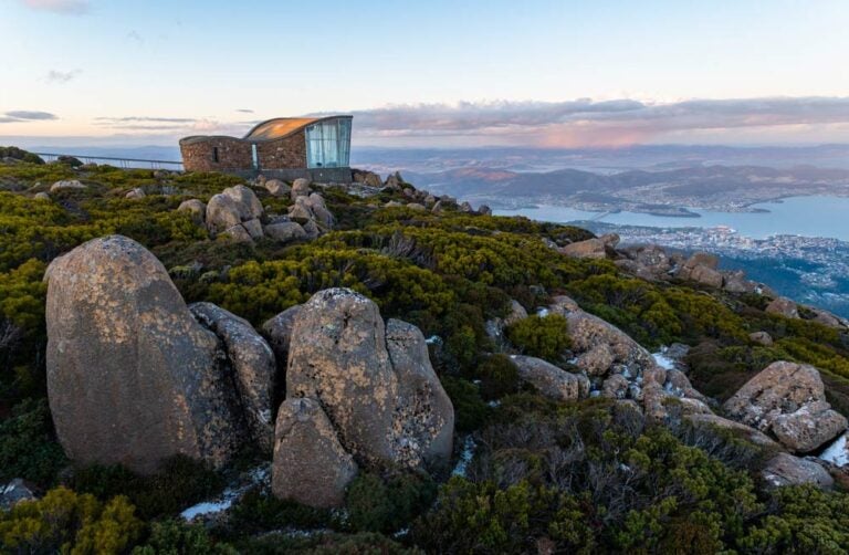 ウエリントン山の展望台から見下ろすホバート市街と広がる景色