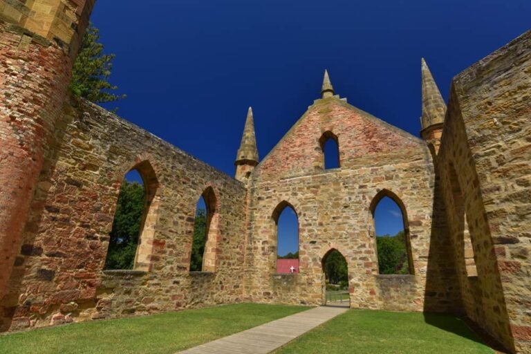 ポート・アーサー歴史地区に残る石造りの建物跡と青空のコントラスト