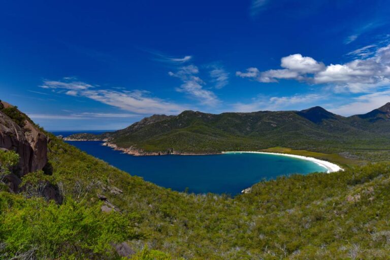 タスマニア島の展望台から見下ろす美しいワイングラス・ベイと青い海