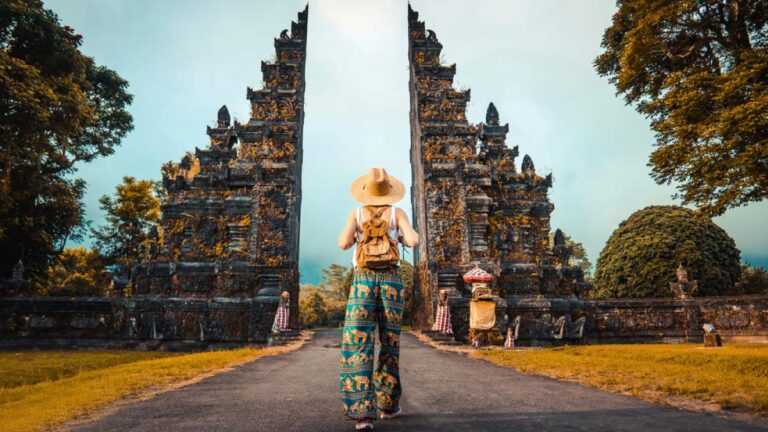インドネシア・バリ島の有名スポット、ハンダラ門を訪れる旅行者の後ろ姿