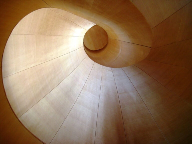 トロントのアートギャラリー・オブ・オンタリオ（AGO）にある有名な木製の螺旋階段。曲線美が際立つ芸術的なデザイン。