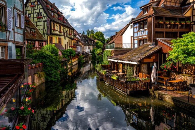 フランス・コルマールの運河沿いに並ぶカラフルな木組みの家々