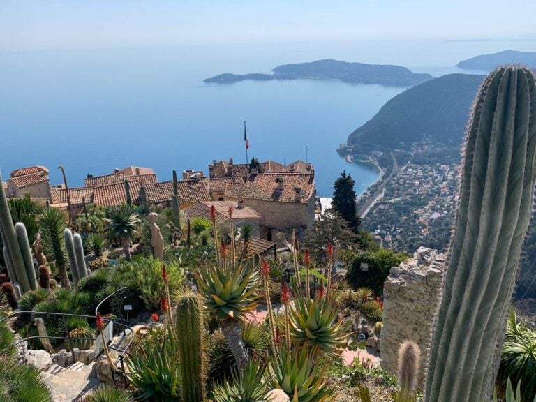 フランス・エズ村の丘の上から眺める地中海と赤屋根の街並み