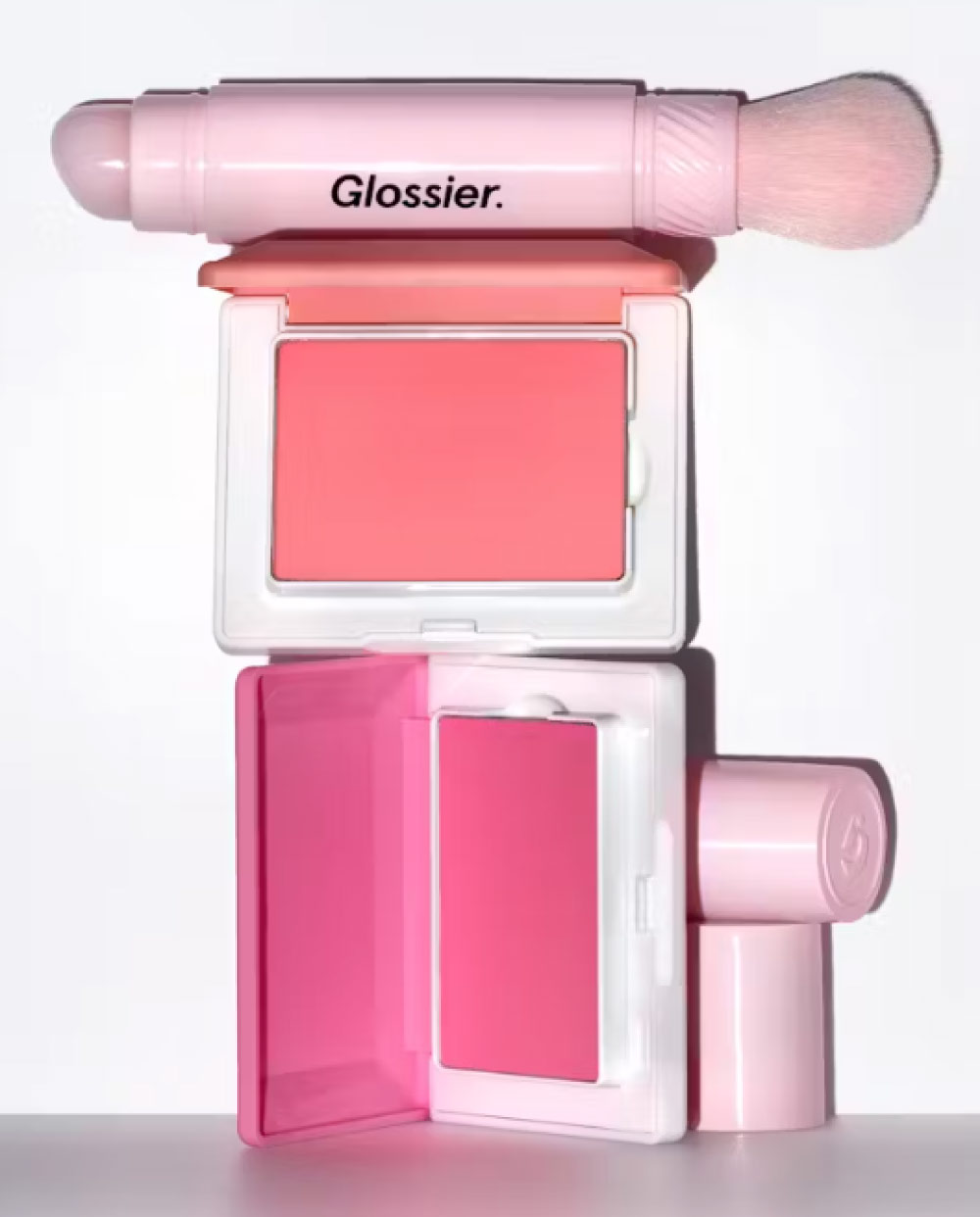 Glossierのブラシ付きチークとピンクのコンパクトコスメ