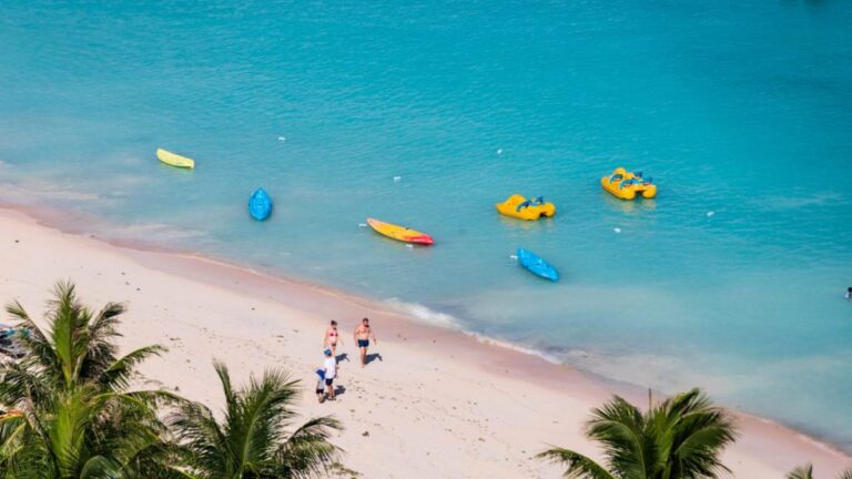 グアム・タモンビーチの白い砂浜と青い海に浮かぶカヤックやペダルボート