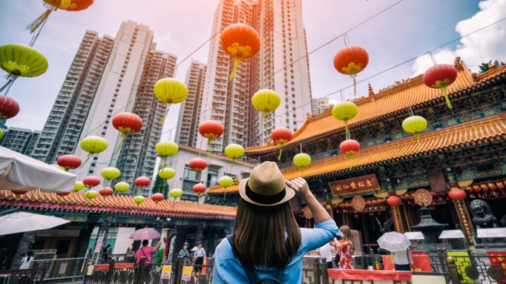 香港の黄大仙祠とランタンを見上げる観光客