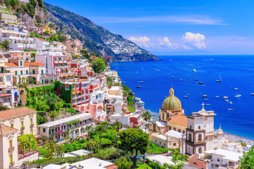 イタリア・アマルフィ海岸のポジターノ、カラフルな家々と青い海の絶景
