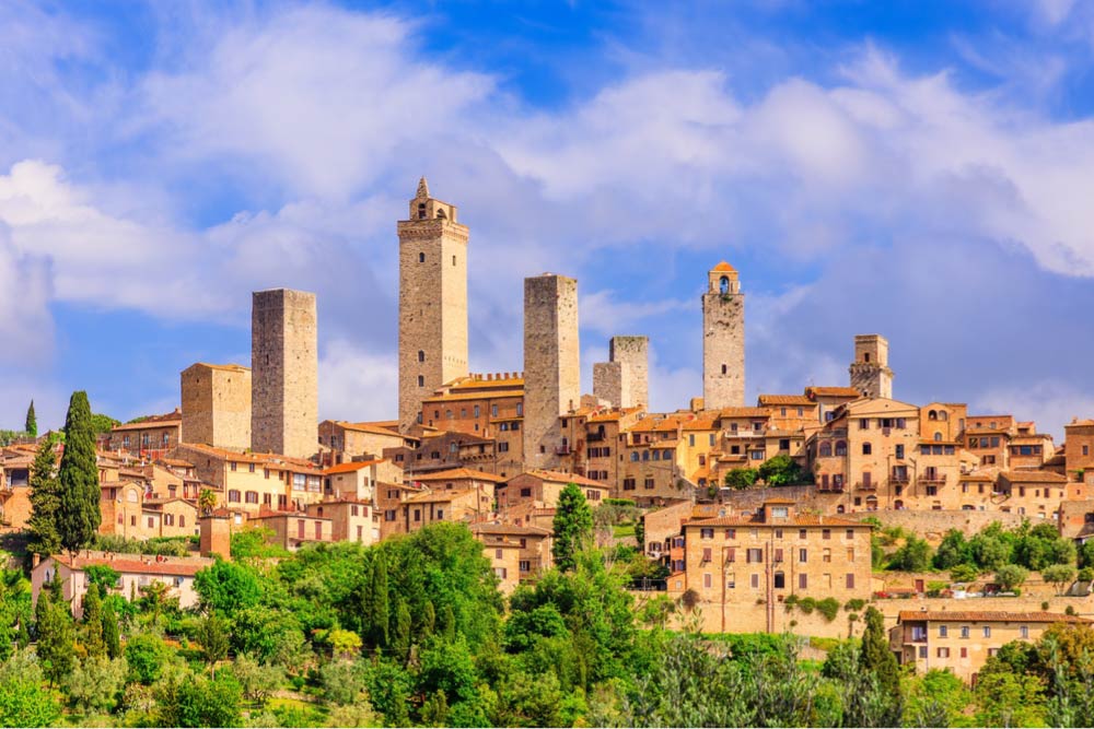 イタリア・サンジミニャーノの街並みとそびえ立つ中世の塔
