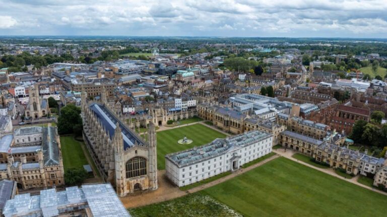 ケンブリッジ大学キングス・カレッジを中心に広がる街並みを空撮した写真。歴史ある校舎と緑豊かな中庭、街全体のスケール感が伝わる一枚。