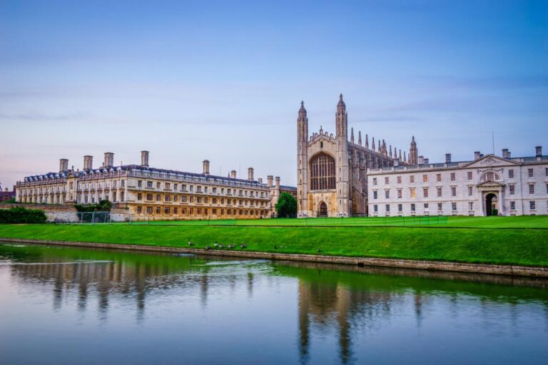 ケンブリッジ観光で人気のキングス・カレッジを紹介する写真。荘厳なゴシック様式の礼拝堂と広大な芝生、川辺の風景が印象的。