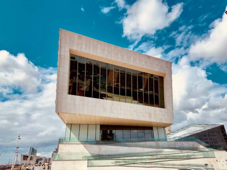 リバプールの博物館。モダンなデザインの白い建物が青空に映える外観。