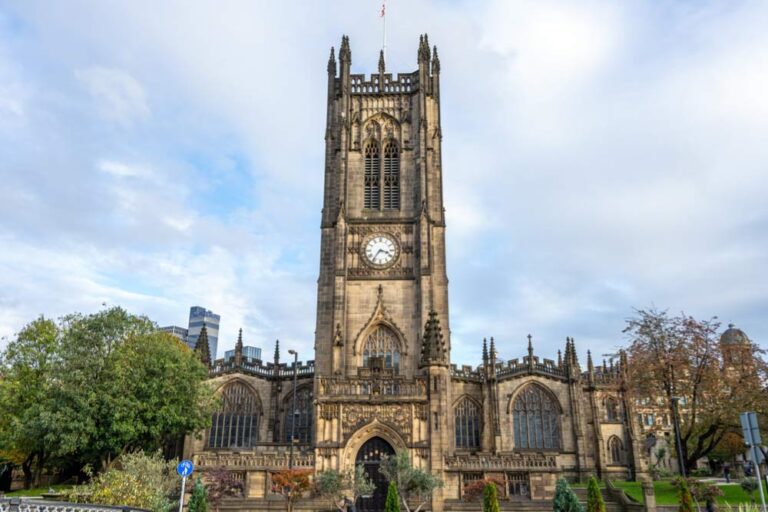 マンチェスター大聖堂の正面外観を写した写真。街歩き観光の代表的スポットとして紹介する一枚