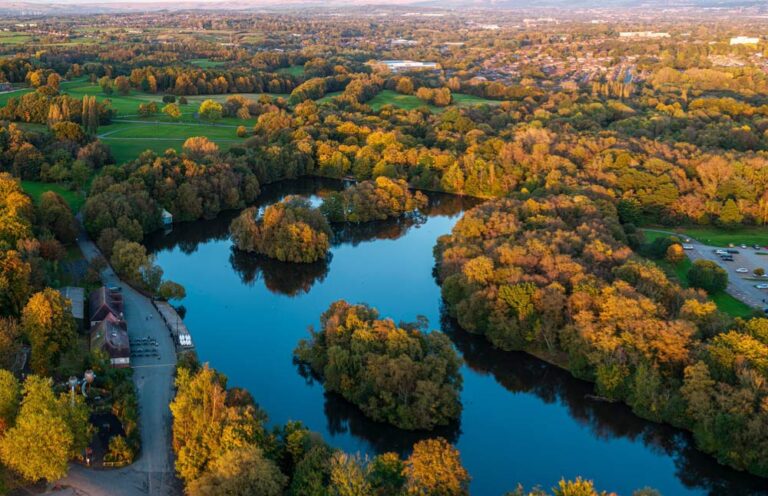 マンチェスターのヒートン・パークを上空から見た景色、湖と広がる森林
