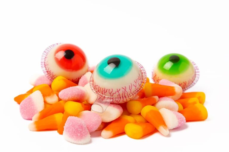 ハロウィン限定のアメリカお菓子・眼球グミとキャンディコーンの盛り合わせ