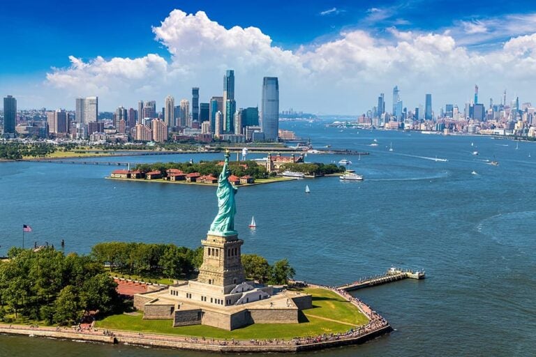 ニューヨーク・自由の女神と背後に広がるマンハッタンのスカイラインの空撮