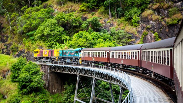 世界遺産の熱帯雨林を走るキュランダ観光鉄道。渓谷を渡る迫力ある鉄橋と歴史ある列車の景観はケアンズ観光の定番スポット