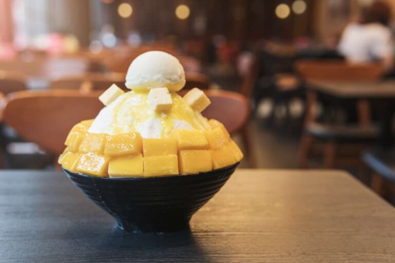 ケアンズナイトマーケットで人気のマンゴーかき氷デザート。観光客に親しまれるグルメスポットで楽しめる南国スイーツ