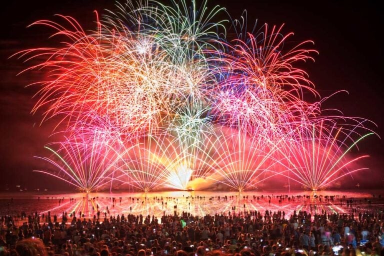 ノーザンテリトリーのダーウィンで開催される「テリトリーデー」。夜空を彩る色鮮やかな花火と、多くの観客が楽しむ様子を捉えた写真