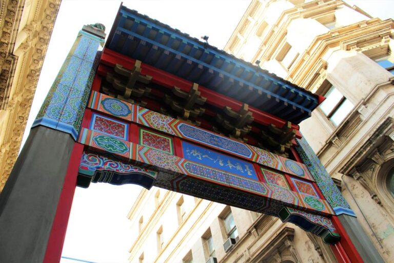 メルボルンのチャイナタウン入口に建つ色鮮やかな牌楼ゲート、歴史と文化が息づく観光スポット