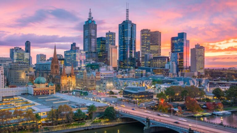 メルボルンの街並みと観光名所を一望できる夕景、旅行おすすめスポットガイド