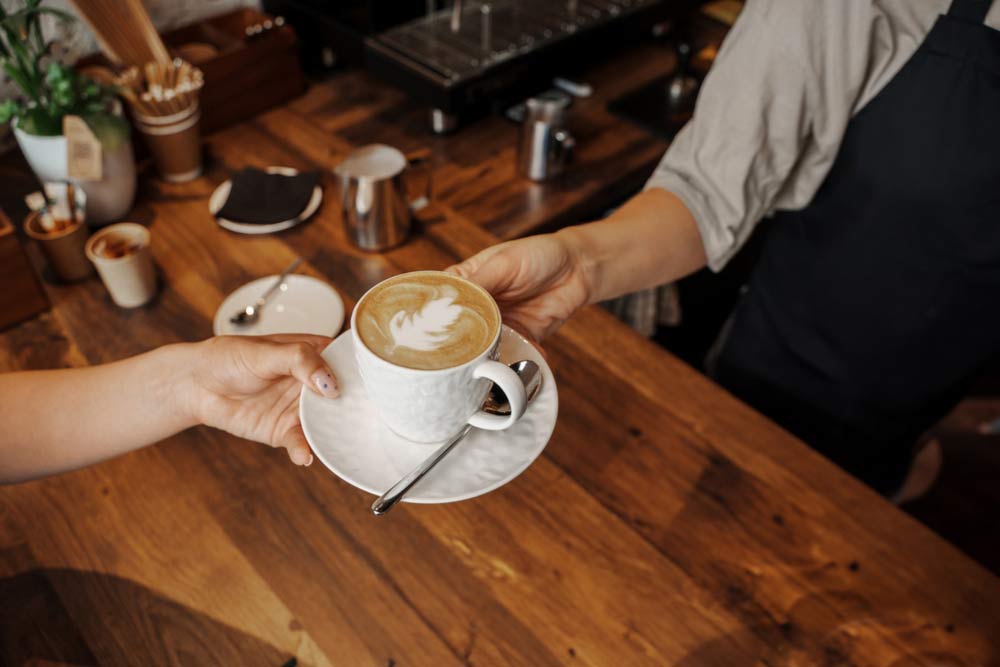 メルボルンのデグレーブス ストリートにあるカフェで提供されるラテアート入りのコーヒー