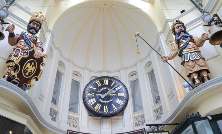 メルボルン最古のショッピングアーケード、ロイヤルアーケードの名物ガーゴイル像と大時計