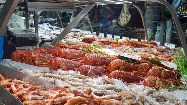 メルボルンのサウスメルボルンマーケットに並ぶ新鮮なロブスターや魚介類