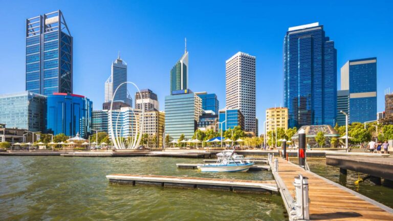 青空の下に広がるパース中心部の高層ビル群とエリザベス・キーのウォーターフロント。パース観光の魅力を象徴する人気スポットの風景。