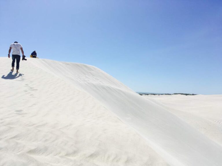 西オーストラリア・ランセリン砂丘の広大な白砂の風景。風に削られた砂の模様が美しく広がり、サンドボードや四輪バギー体験が楽しめる人気のアクティビティスポット。
