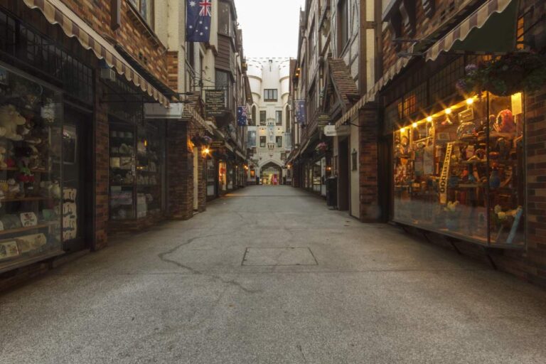 西オーストラリア・パース中心部にあるロンドン・コート。中世ヨーロッパ風の建築が並ぶショッピングアーケードで、観光や買い物散策に人気の歴史あるスポット。