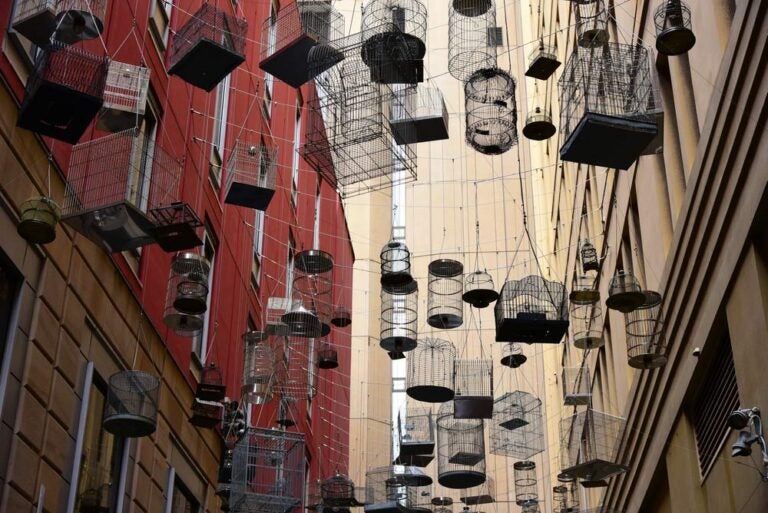シドニーのエンジェル・プレイスに吊るされた無数の鳥かごアートインスタレーション