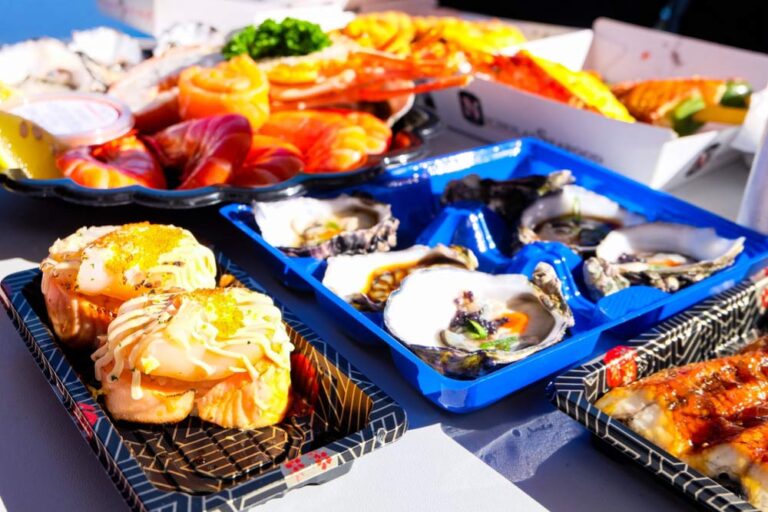 シドニー・フィッシュ・マーケットで並ぶ新鮮な寿司や牡蠣などの海鮮料理