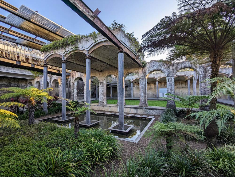 パディントン貯水池庭園の石造りアーチと緑豊かな庭園、歴史建築と自然が調和する空間