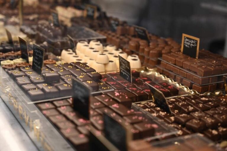 ベルギーのチョコレートショップに並ぶプラリネとガナッシュの詰め合わせ